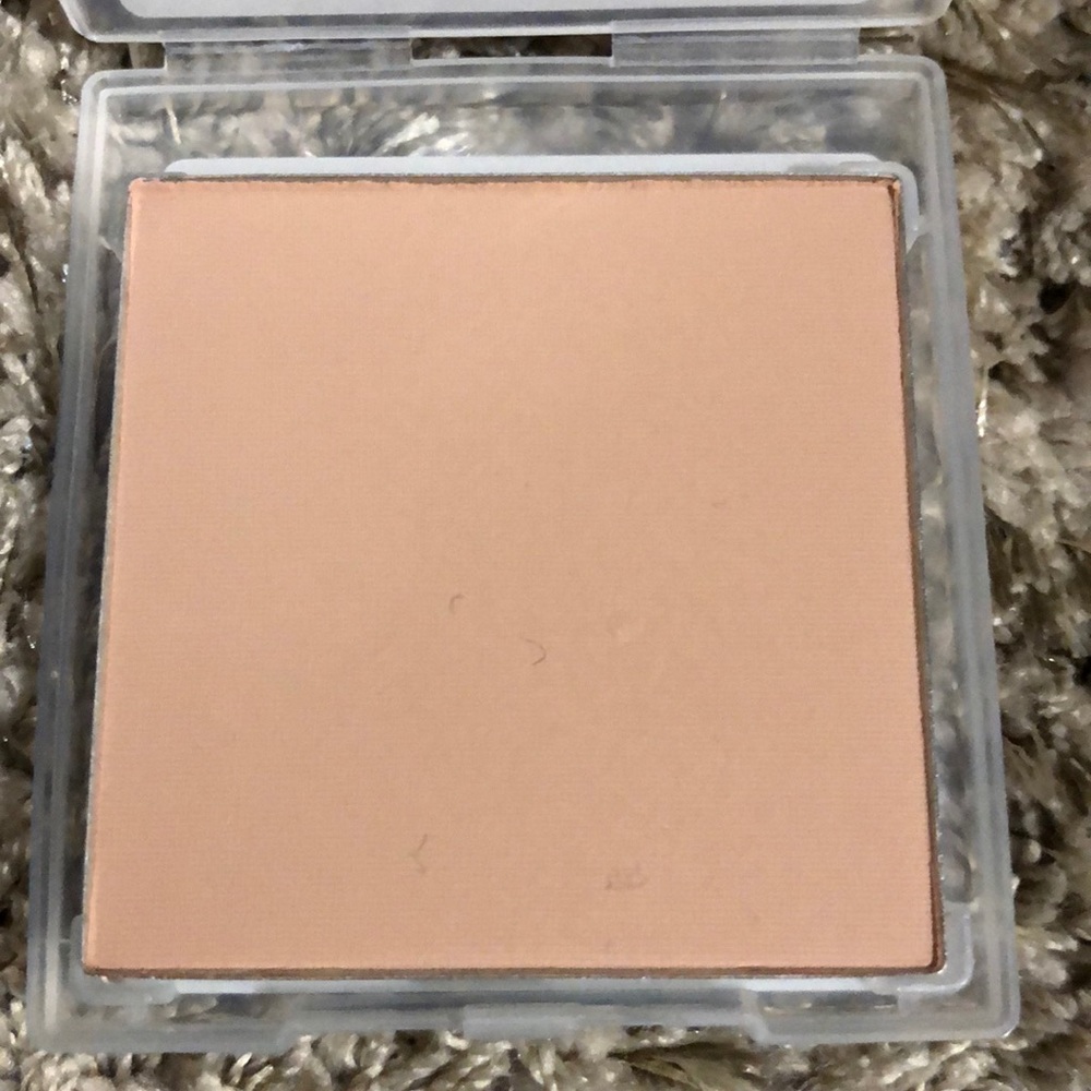 Mary Kay sheer Mineral pressed powder foundation - Picture 6 of 12